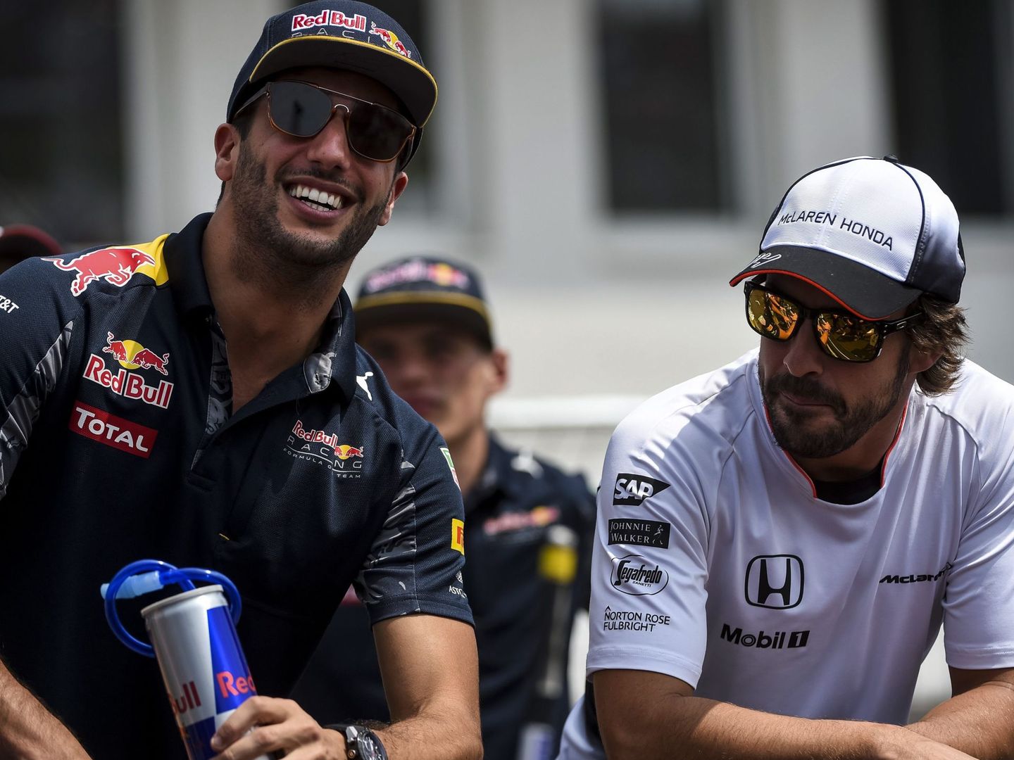 Ricciardo (I) y Alonso en Hungría. (EFE)