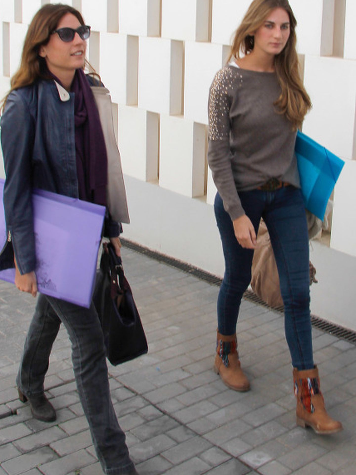 Lourdes y Sibi de camino a sus clases