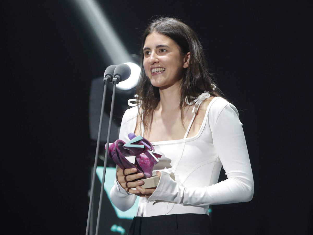 Foto: La cantautora Izaro Andrés al recoger el premio al mejor álbum en euskera por 'Cerodenero'. (EFE/Javier Cebollada)