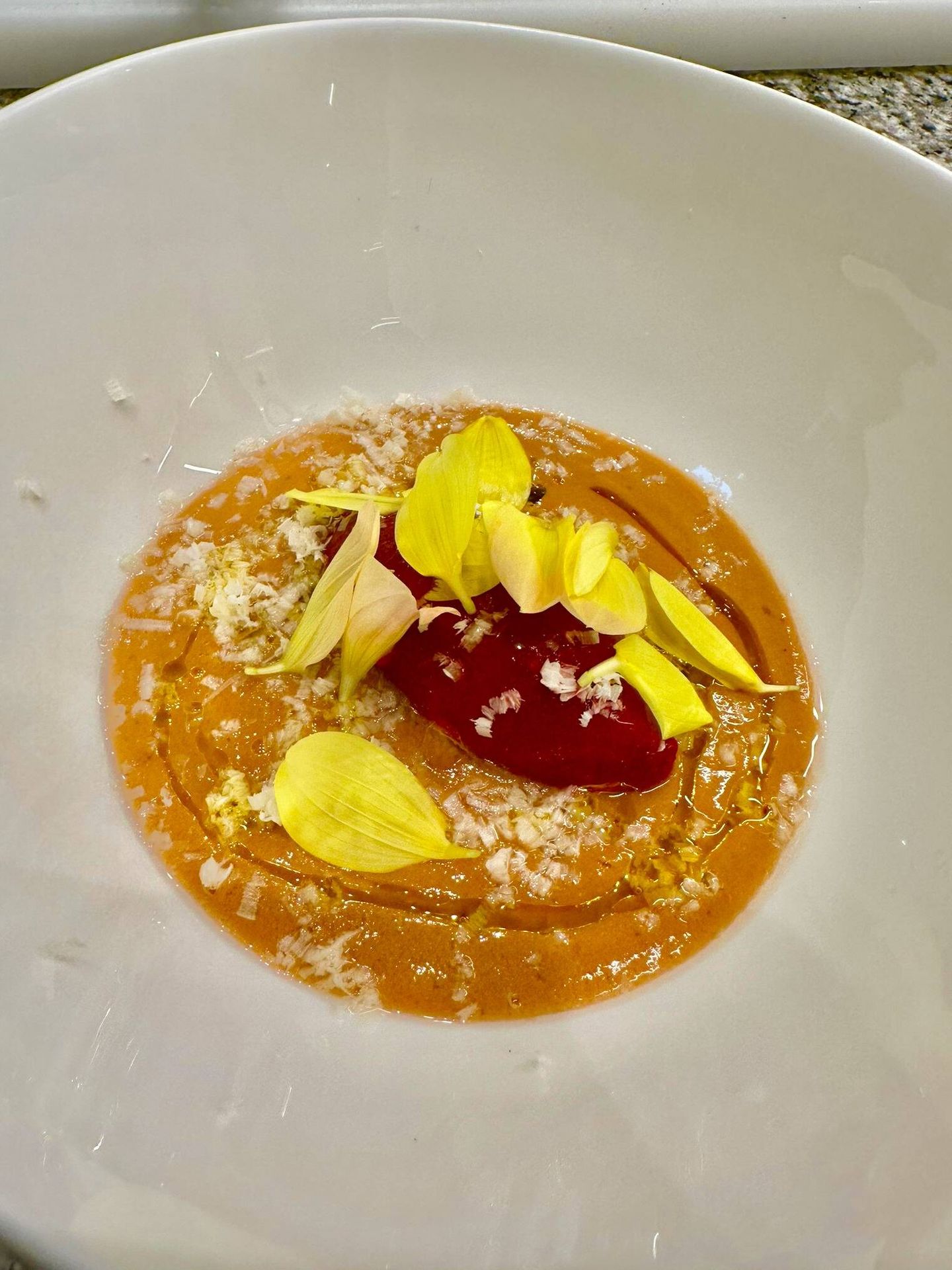 Sopa fría de tomate a la cereza del valle del Jerte, que elabora el chef Coco Montes en su restaurante Pabú. (Rafael Ansón)