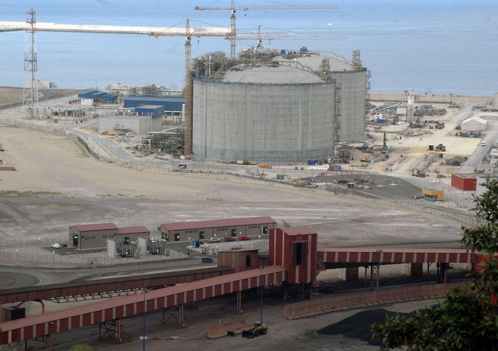 Foto: Imagen de la regasificadora en el puerto de El Musel (Efe)