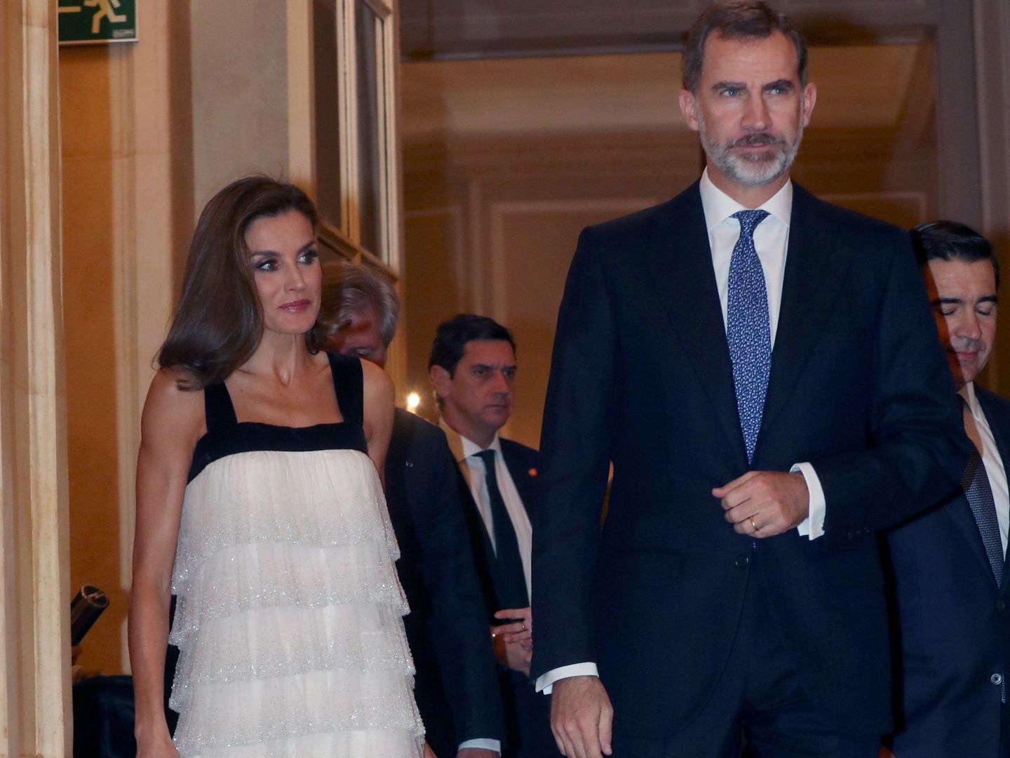 El rey Felipe y la reina Letizia a su llegada a la gala de entrega del XXXIV Premio de Periodismo 'Francisco Cerecedo'. (EFE)