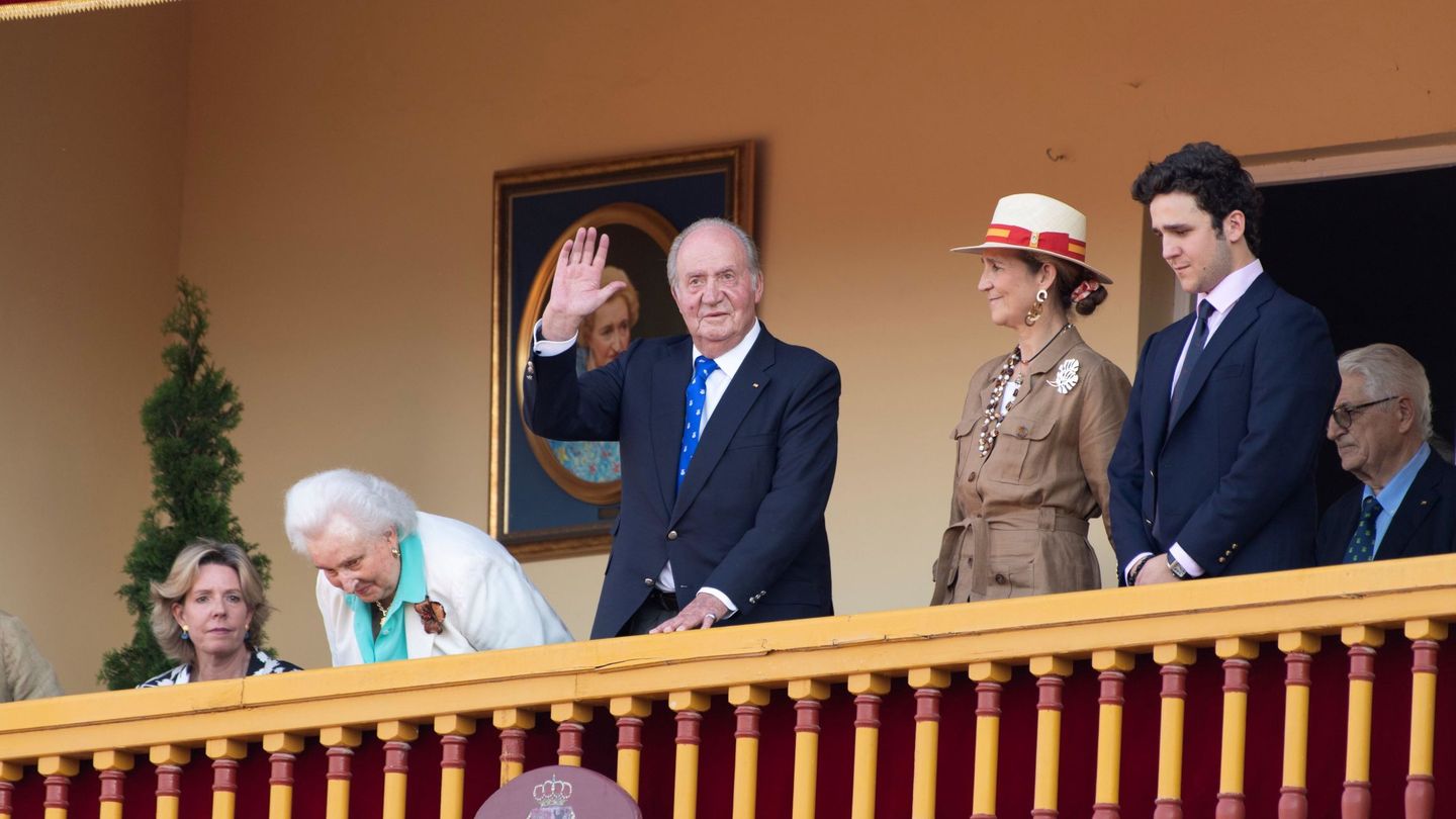 El rey Juan Carlos, junto a la infanta Elena, su nieto Felipe Froilán, su hermana Pilar y la hija de esta. (EFE)