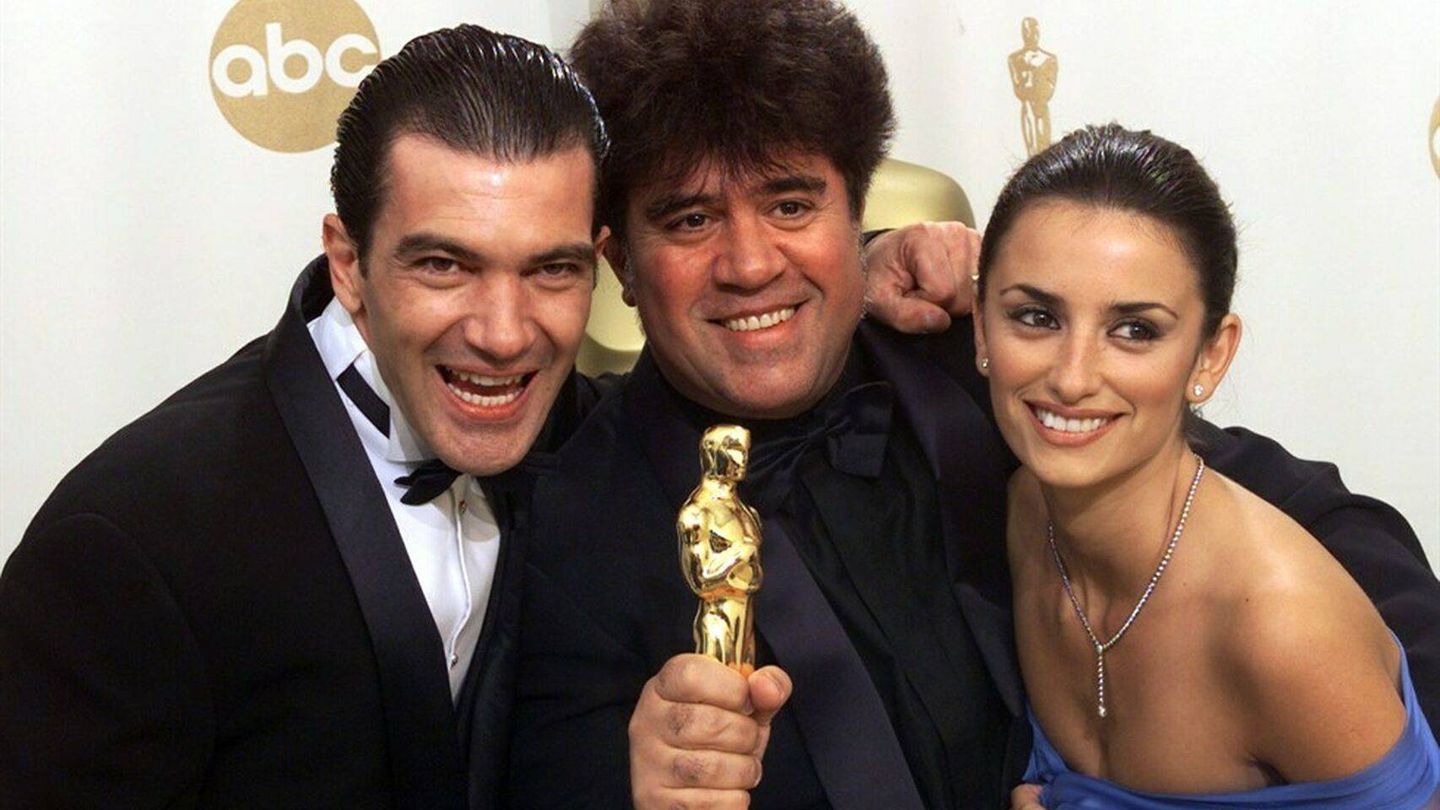 Antonio Banderas, Pedro Almodóvar y Penélope Cruz en los Oscar del 2000. (Reuters)