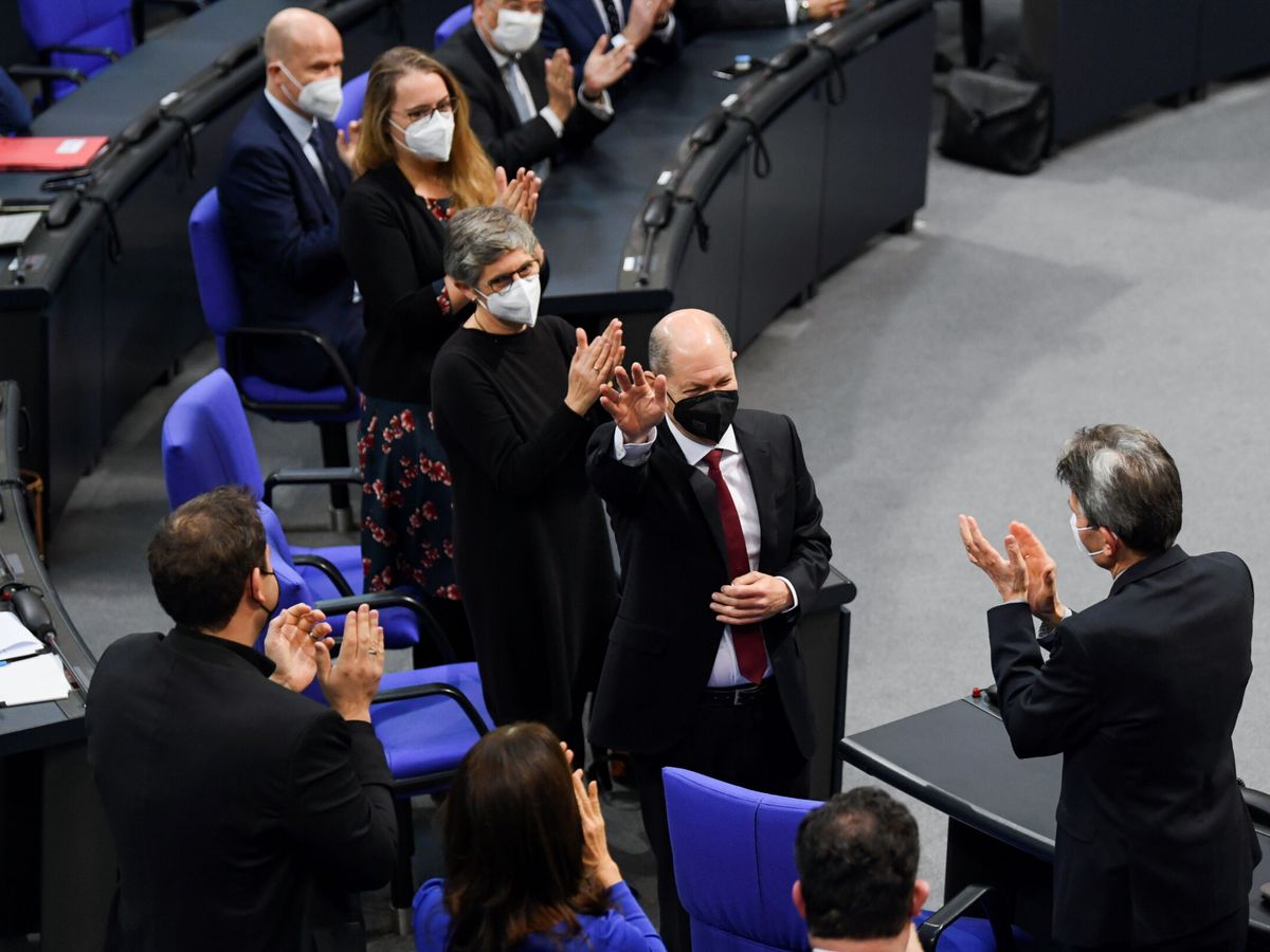 Foto: El Bundestag alemán aplaude a Olaf Scholz tras ser elegido nuevo canciller de Alemania. (Reuters)