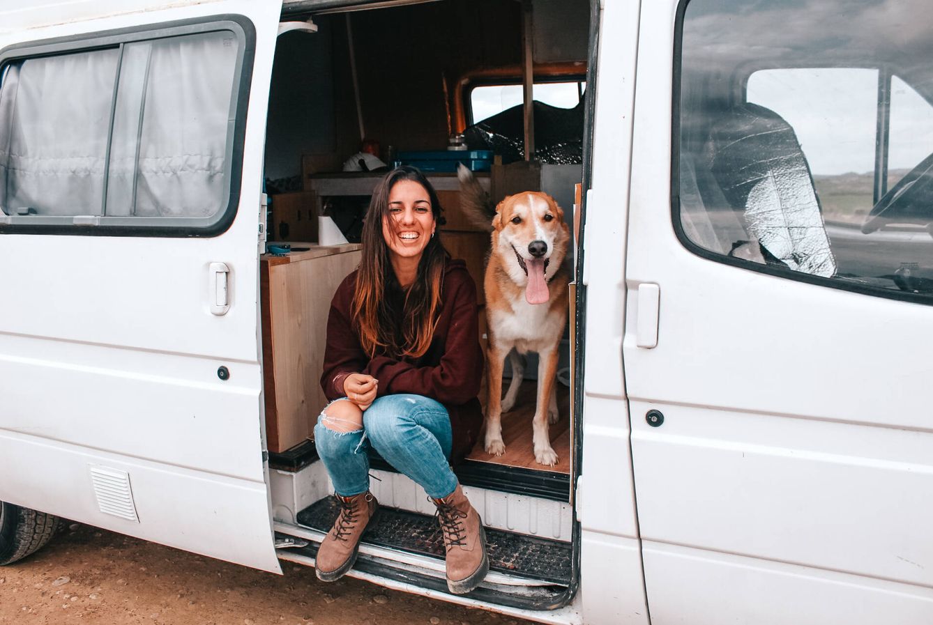 Brenda con su perro en su furgoneta. (B. M.)