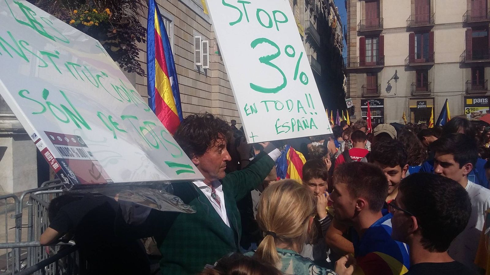 Foto: Álvaro de Marichalar, en la manifestación junto a la Generalitat catalana. (Rafael Méndez)