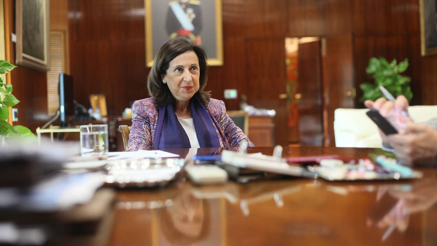 Margarita Robles, en su despacho. (Foto: E. Villarino)