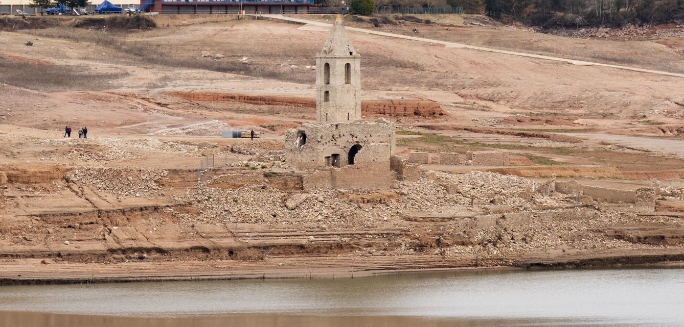 Pantano de Sau, en Barcelona. La sequía es ya muy grave en Cataluña. (EFE/Siu Wu) 