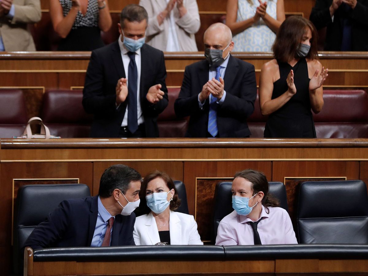 Foto: El presidente del Gobierno, Pedro Sánchez y los vicepresidentes primera y segundo, Carmen Calvo y Pablo Iglesias (i a d), durante el último pleno del Congreso. (EFE)