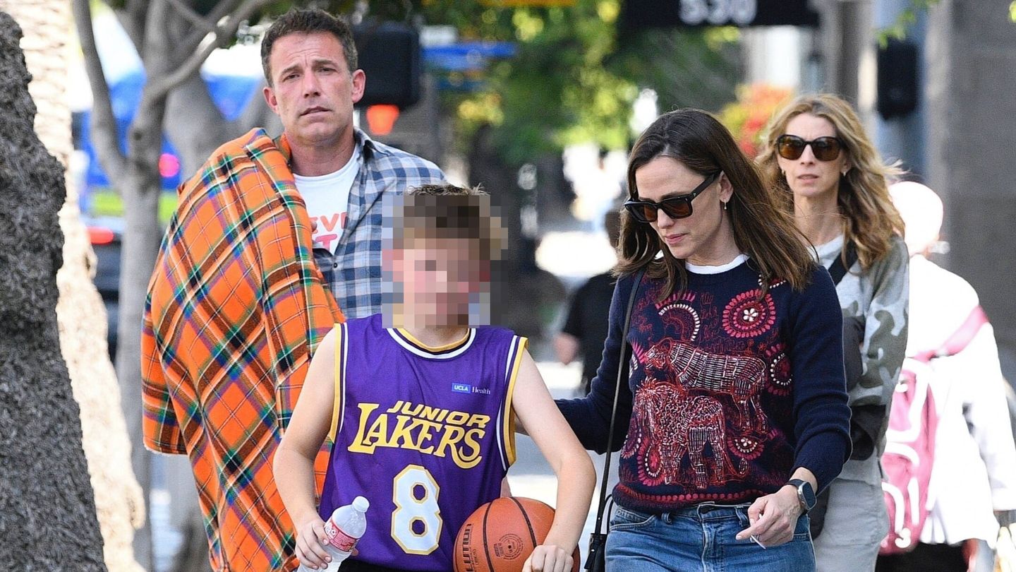 Ben Affleck, junto a su hijo y su exmujer, Jennifer Garner, en Santa Mónica. (Gtres)