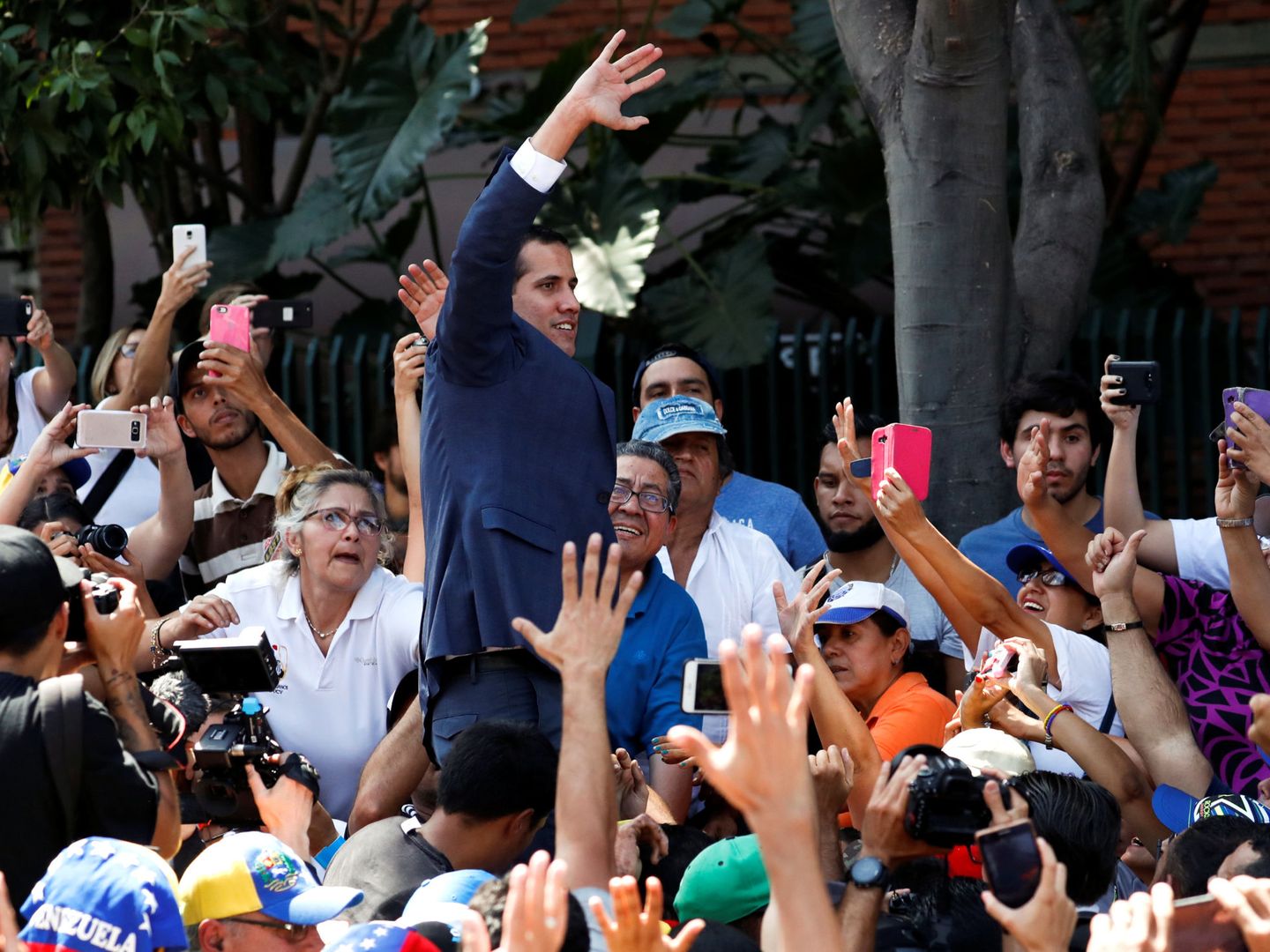 Juan Guaidó es aplaudido por sus partidarios al presentarse en la concentración opositora en Caracas. (Reuters)