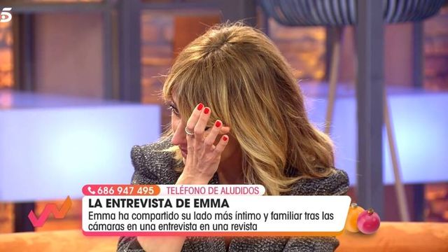 Emma García secándose las lágrimas. (Telecinco).
