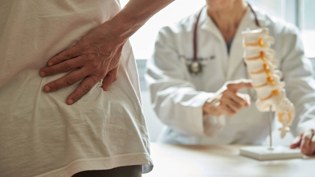 Los 4 ejercicios que recomienda un osteópata para la ciática y dolor de espalda