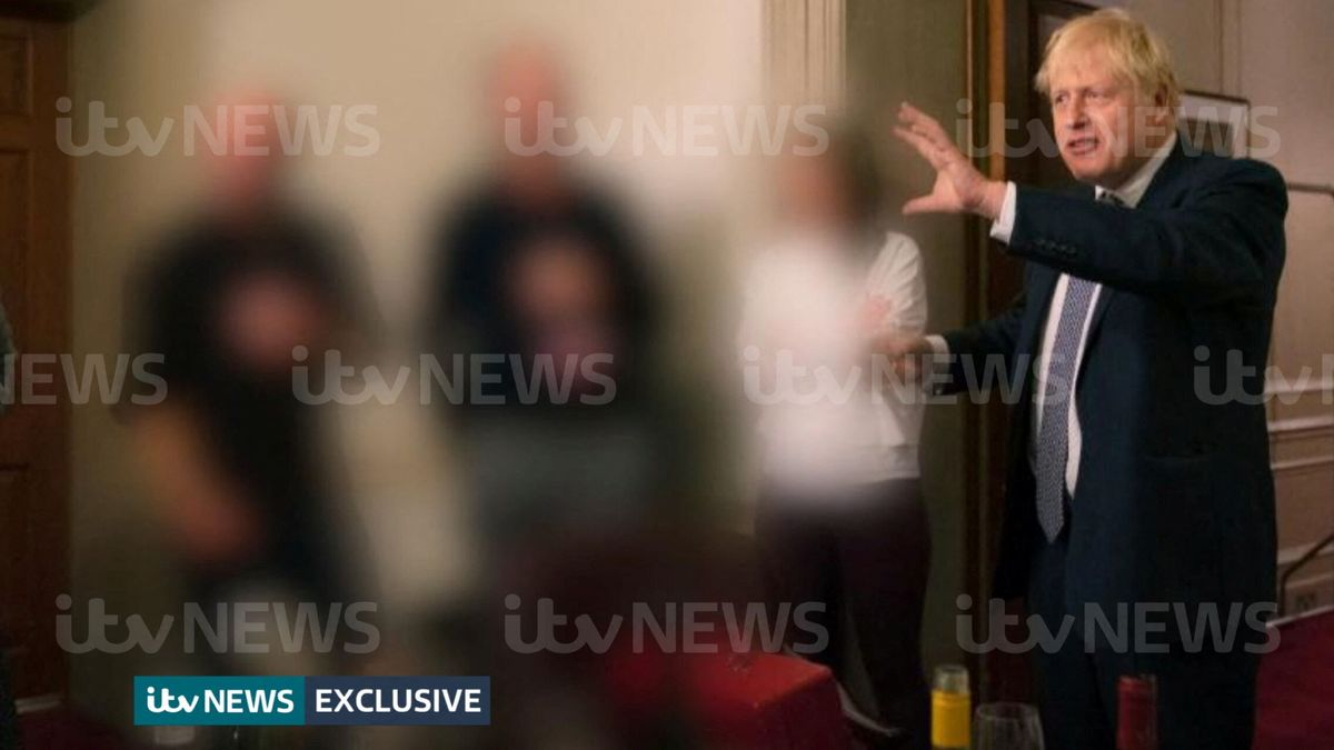 Nuevas fotos muestran a Boris Johnson brindando en una fiesta durante la pandemia