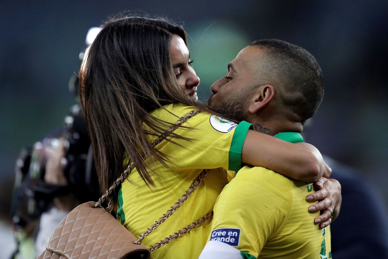 Joana Sanz felicita a Alves tras un partido de la selección brasileña. (EFE)