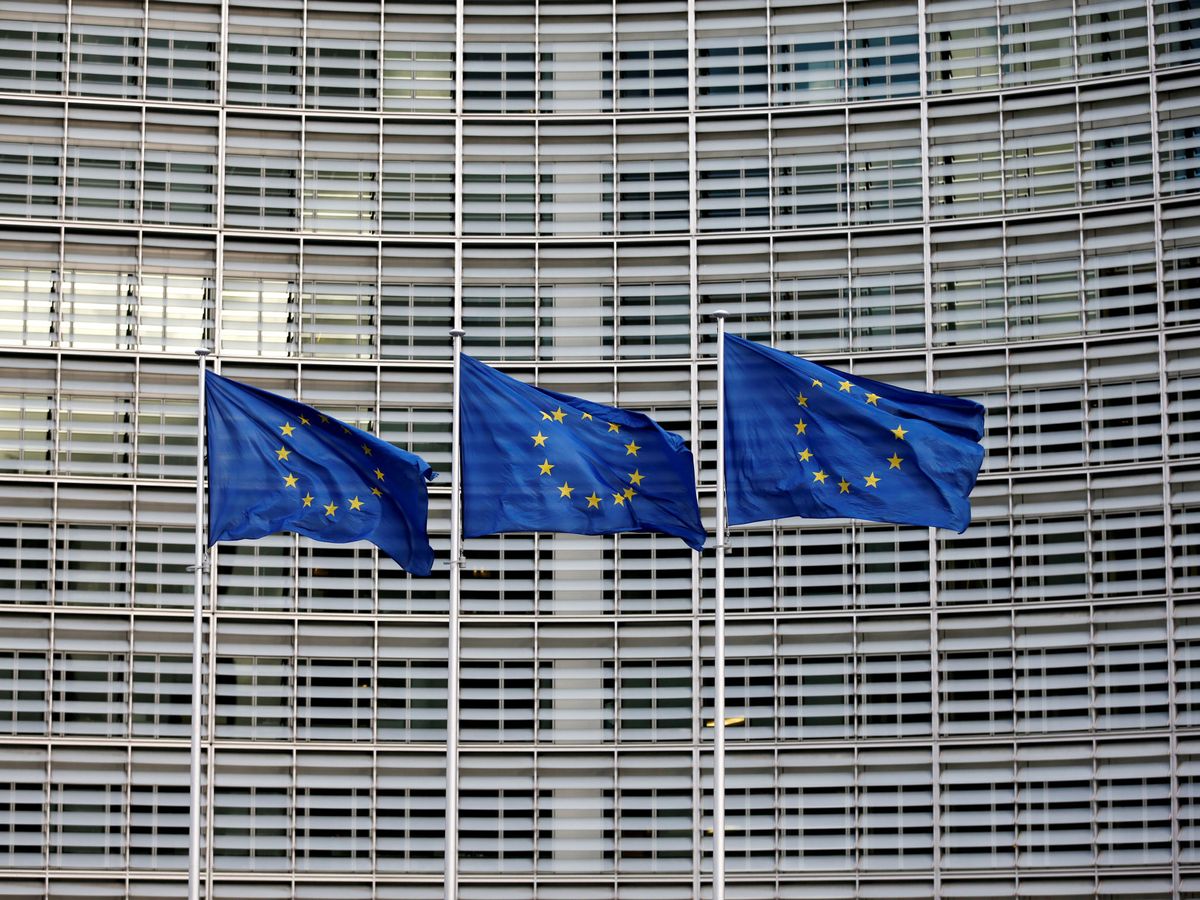 Foto: Banderas europeas frente a la sede de la Comisión Europea. (Reuters)