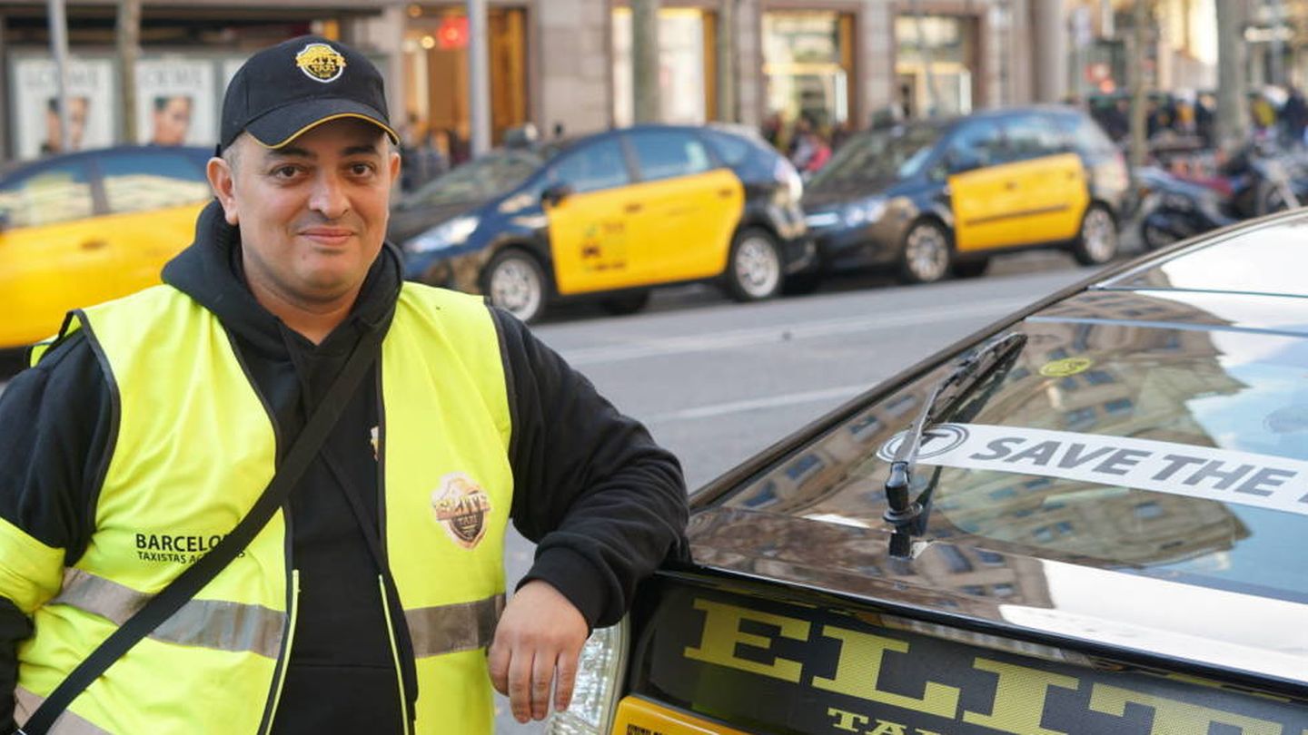 Tito posa junto a un taxi de la asociación Élite. (M. Mcloughlin)