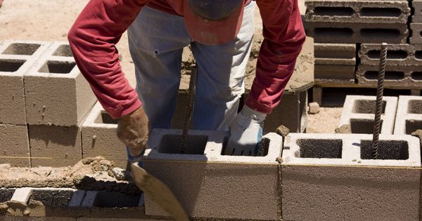 Foto: Un inmigrante, trabajando en la construcción. (iStock)