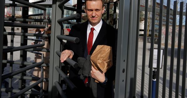Foto: Alexei Navalny a su salida del Tribunal Europeo de Derechos Humanos tras una audiencia sobre su caso, en Estrasburgo. (Reuters)