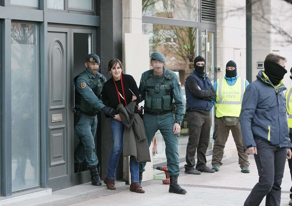 Foto: Agentes de la Guardia Civil detienen a la abogada Ahinoa Baglietto este lunes en el País Vasco (Efe)