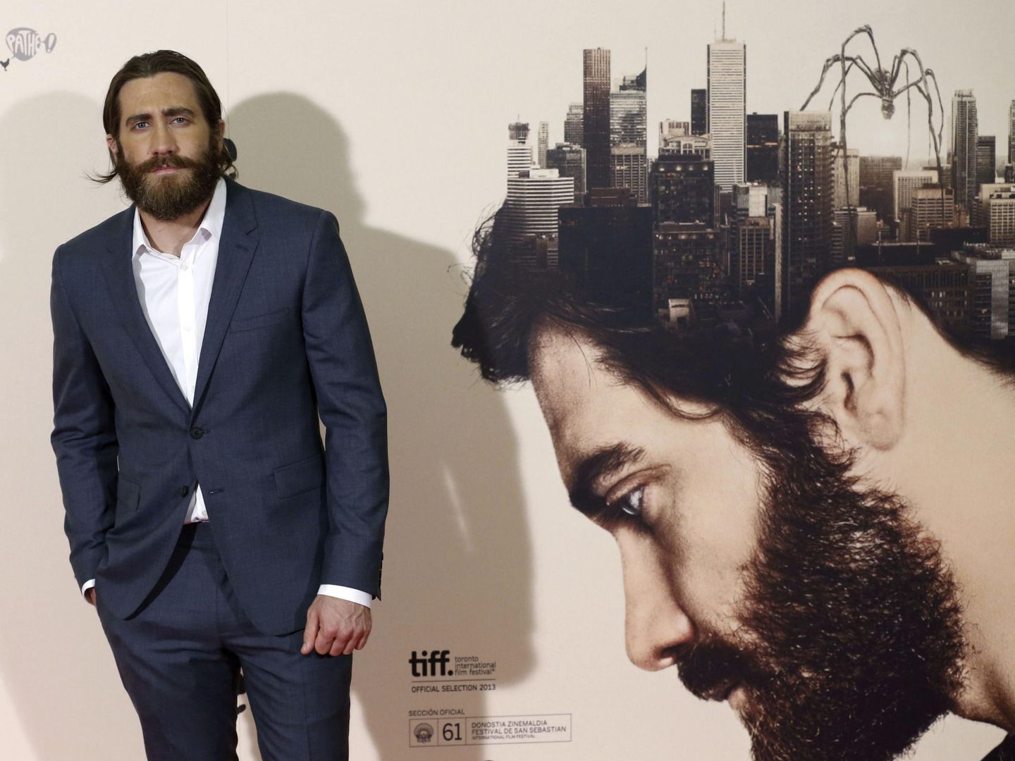 Jake Gyllenhaal, protagonista de 'Enemy', junto al cartel del filme
