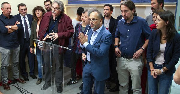 Foto: Representantes del PDeCAT, PNV, ERC, Compromís, Podemos, IU y las confluencias condenan en el Congreso las detenciones de cargos de la Generalitat. (EFE) 