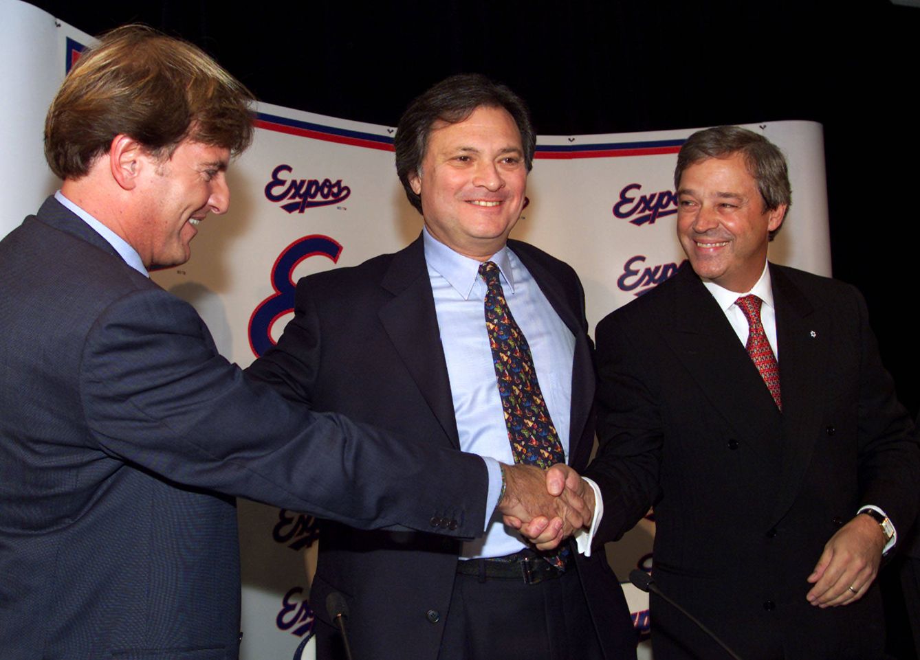 Stephen Bronfman, con los dueños de las Expos de Montreal, durante la rueda de prensa de un negocio inmobiliario, en 1999. (Reuters)