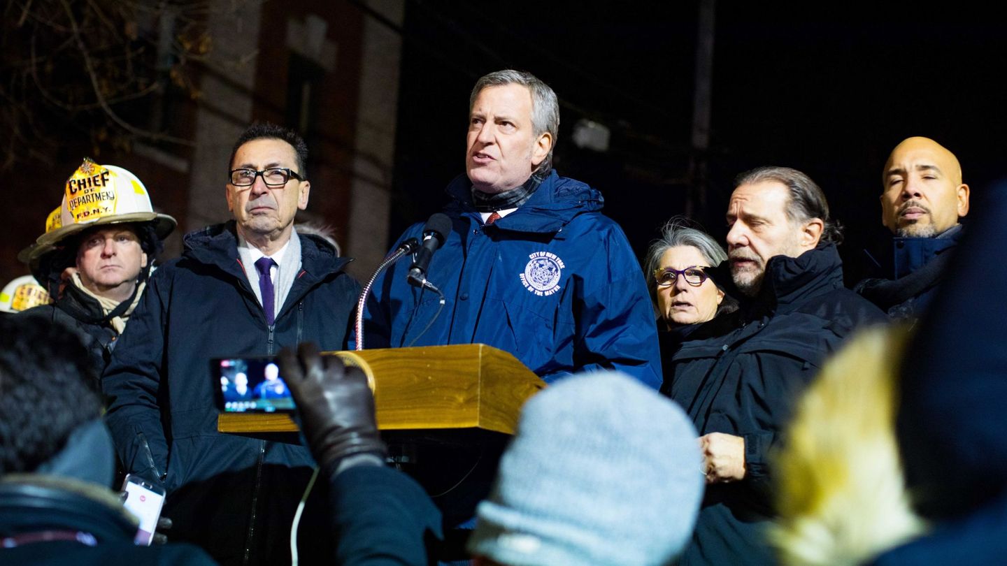 El alcalde de Nueva York, Bill de Blasio (c), valora las consecuencias del incendio. (EFE)