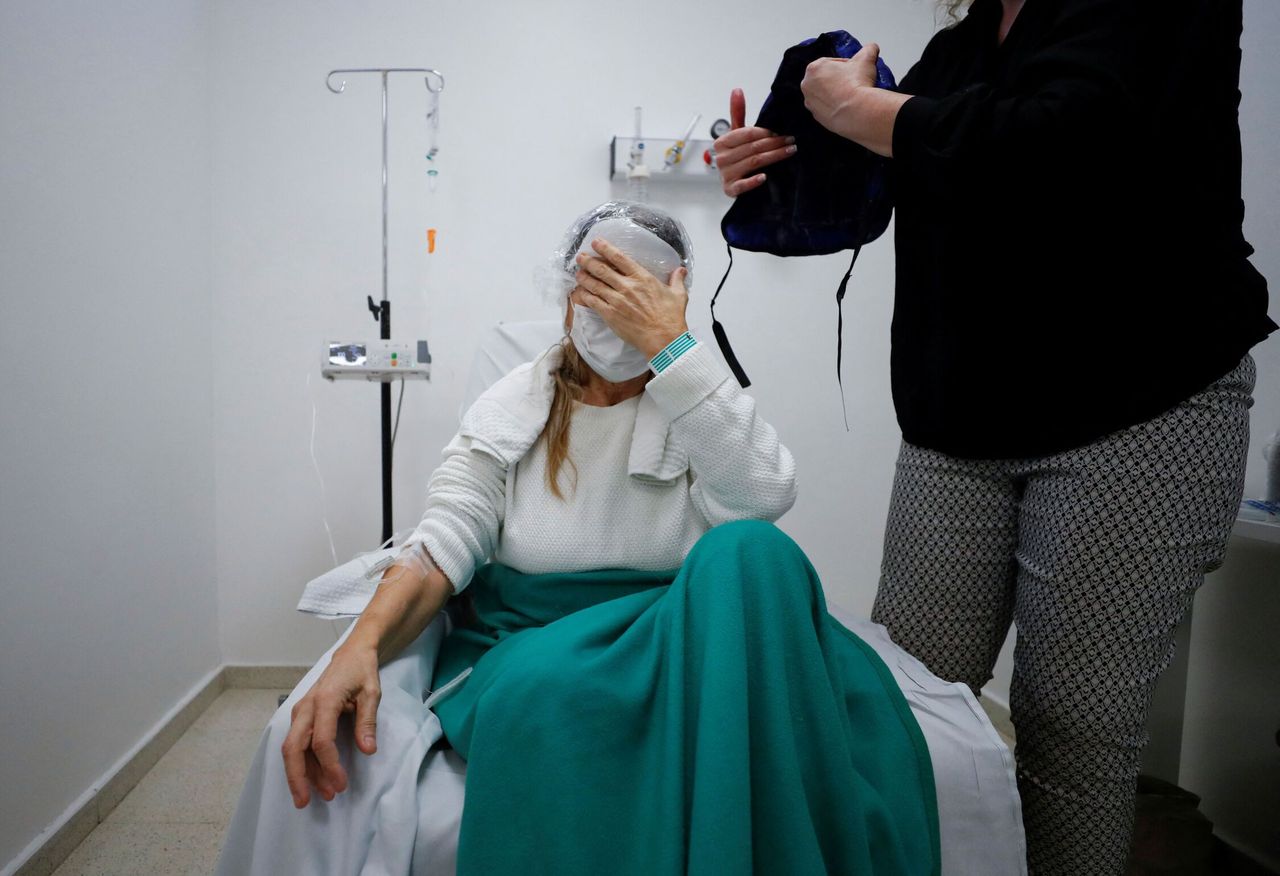 Una mujer con un casco frío que previene la caída del cabello durante la quimioterapia. (Reuters/Agustin Marcarian)