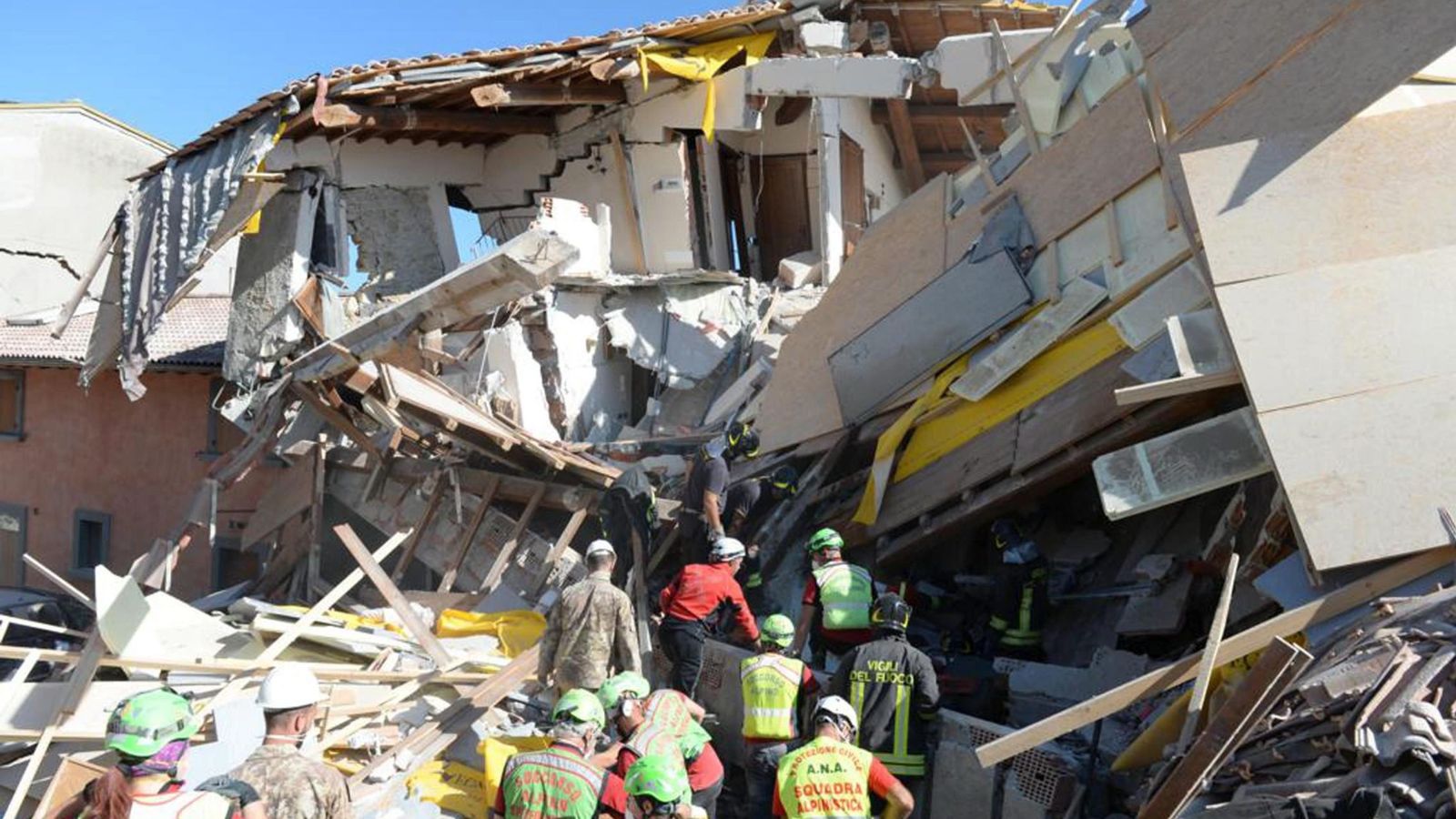 Foto: Labores de búsqueda de víctimas entre los escombros en Amatrice. (EFE)