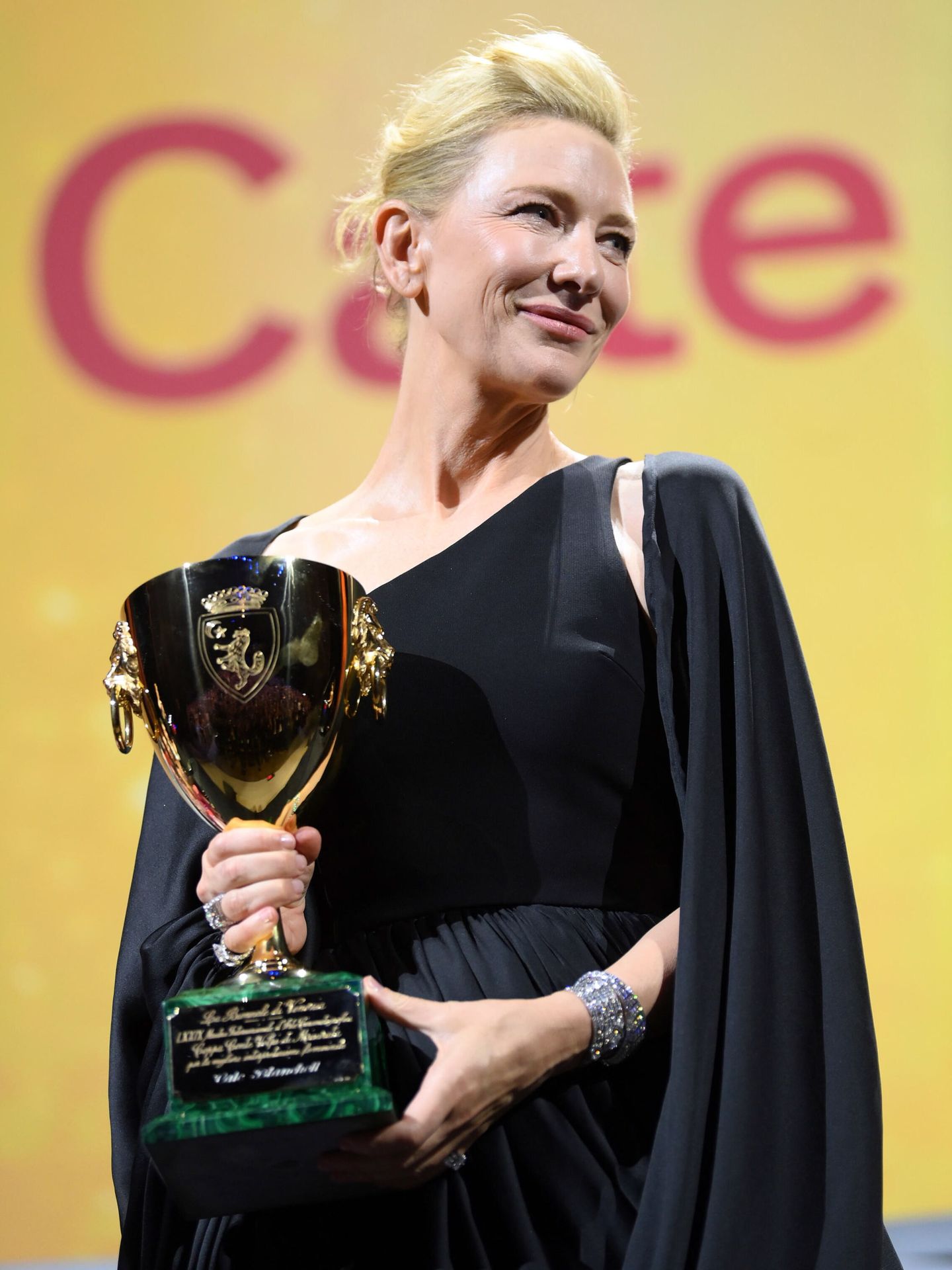 Cate Blanchett, recogiendo la Copa Volpi. (EFE/Claudio Onorati)