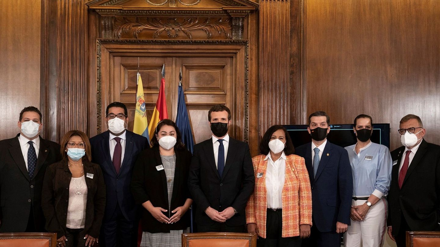 El líder del Partido Popular, Pablo Casado, posa con representantes de la oposición venezolana en el Congreso, este viernes. (EFE) 