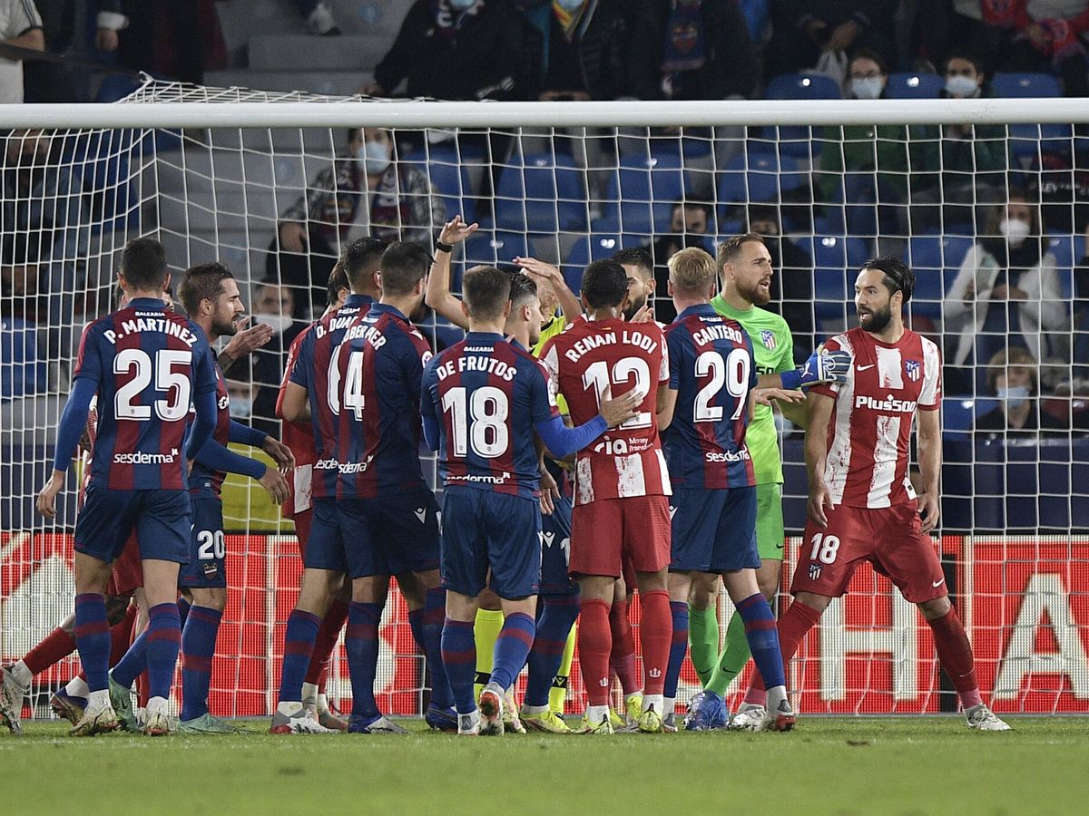 Foto: Los jugadores protestan el segundo penalti del Levante. (Reuters)