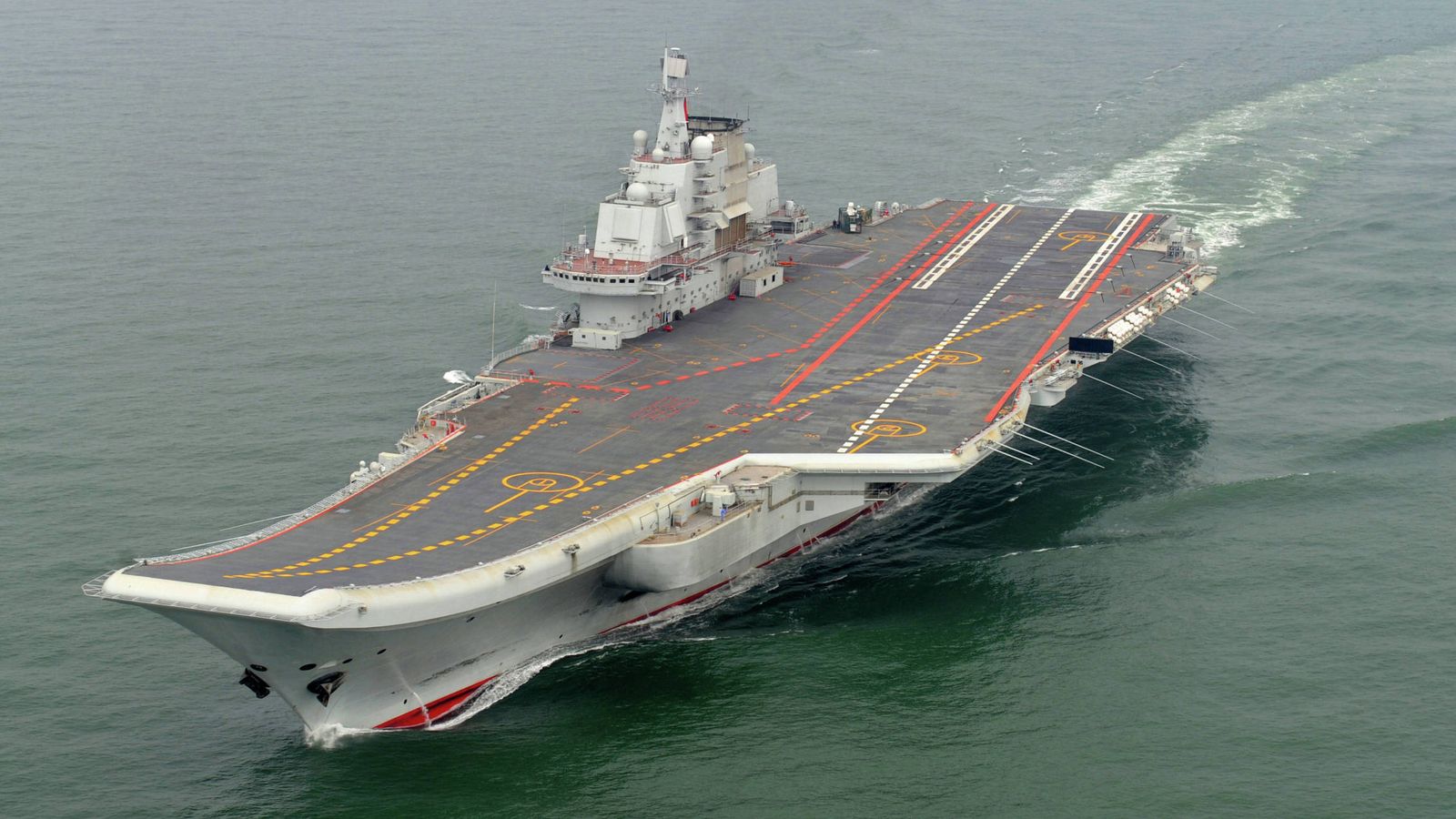 Foto: La cubierta de vuelo del Liaoning, idéntica a la del portaaviones ruso. (Foto: Li Tang, Xinhua)