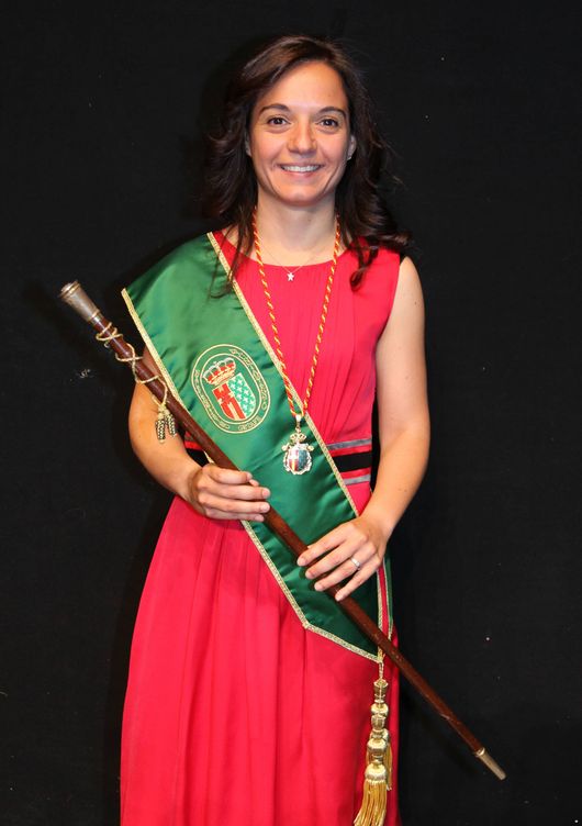 La alcaldesa, Sara Hernández, con el bastón, la medalla y la banda.