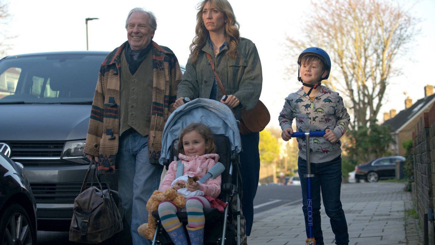 Ally (Daisy Haggard) y su familia en 'Bendita paciencia'. (FX)