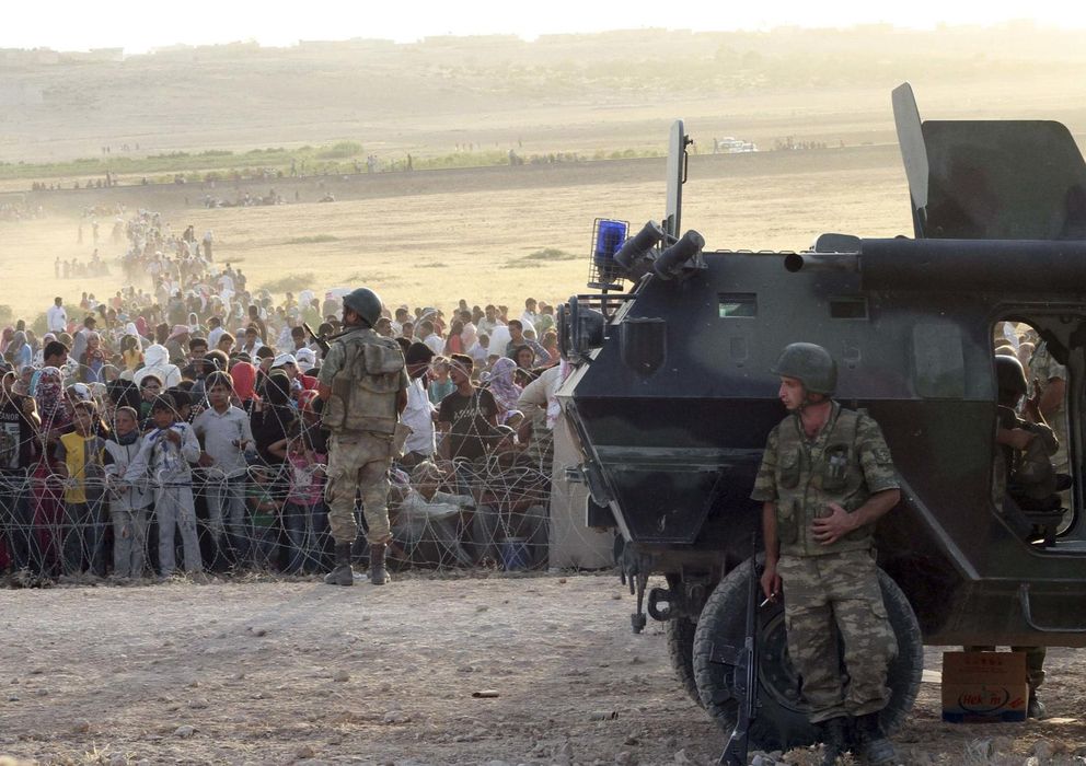 Foto: Soldados turcos protegen la frontera cercana a Suruc ante la llegada de refugiados kurdos de Siria. (Reuters)