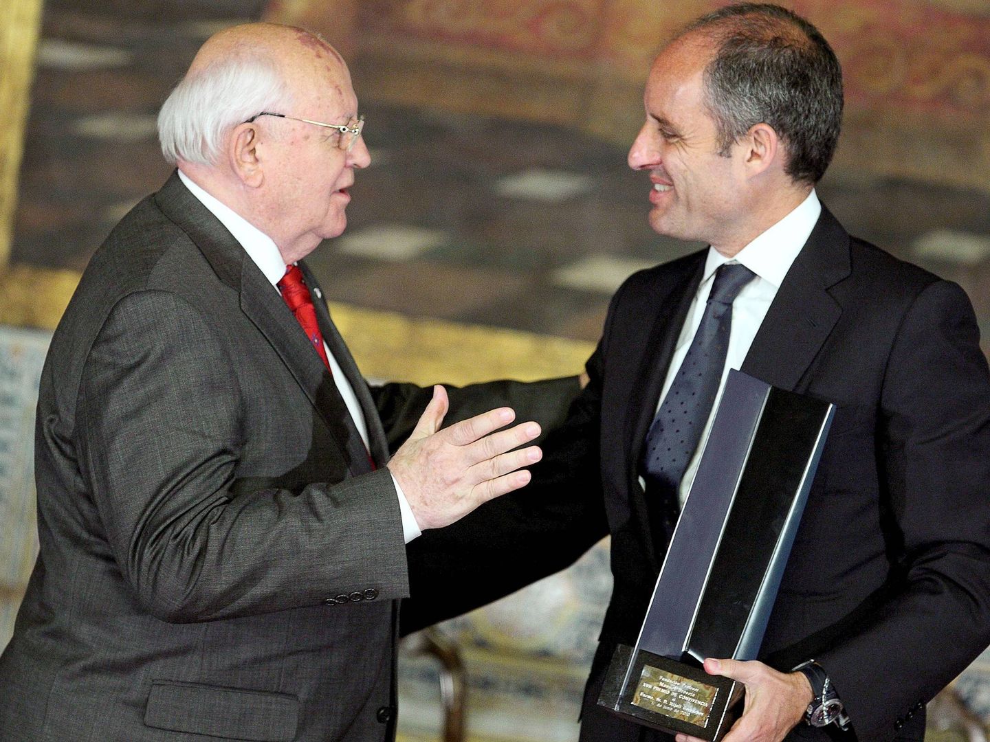 El premio Nobel, con Francisco Camps en Valencia. (EFE)