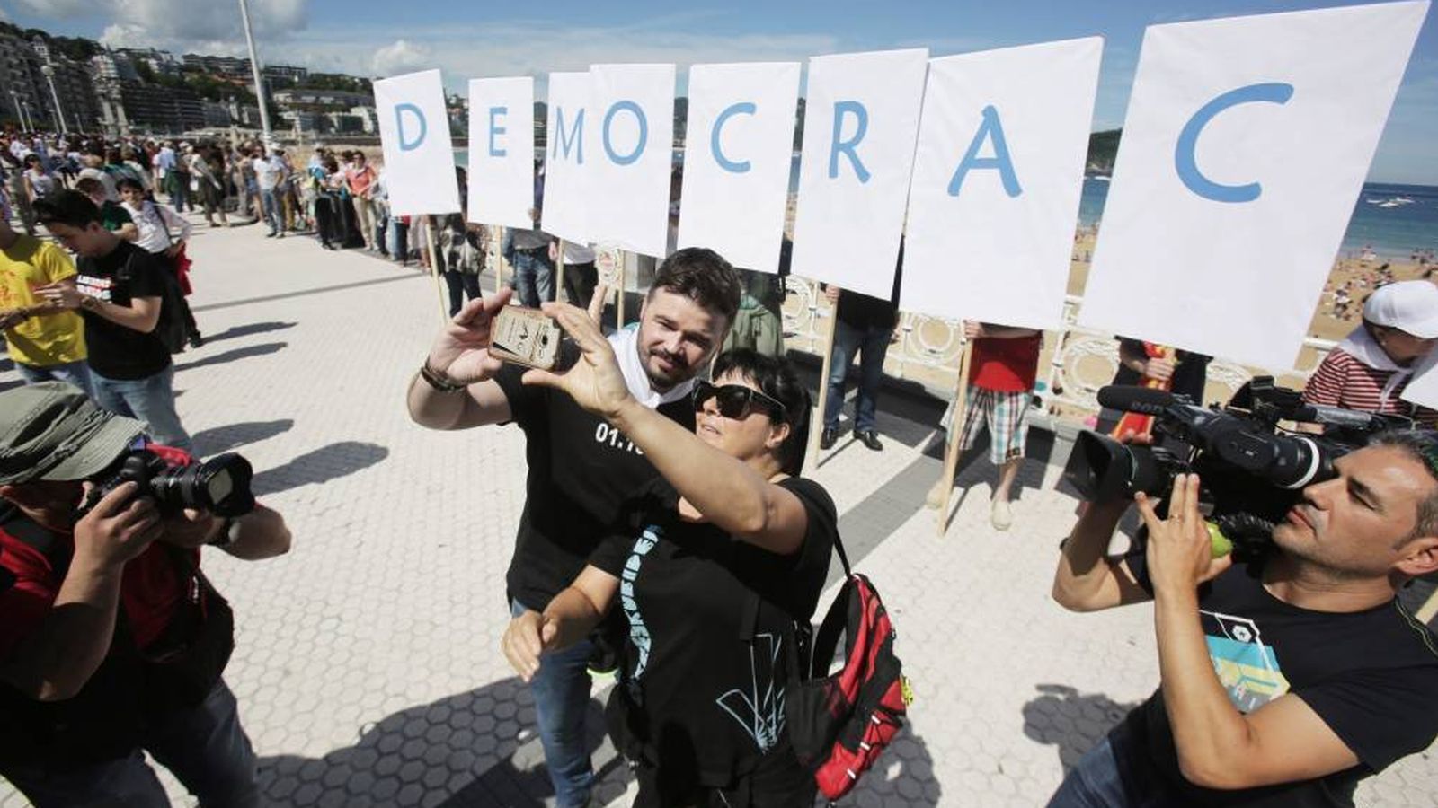 Foto: Rufián se hace un selfi con una fan antes de participar en la cadena humana soberanista en San Sebastián. (EFE)