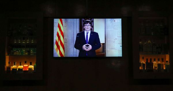 Foto: El presidente de la Generalitat de Cataluña, Carles Puigdemont, durante su respuesta al mensaje institucional del Rey. (Reuters)