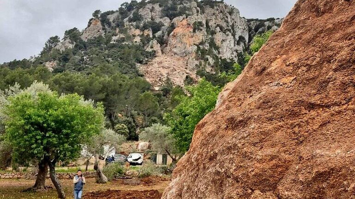 El desprendimiento de una roca de grandes dimensiones en Esporles (Mallorca) deja cinco viviendas inaccesibles