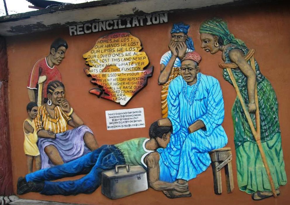 Foto: Un grabado en Freetown que representa el proceso de reconciliación. Un hombre mutilado perdona a un rebelde que se postra a sus pies (G. Araluce).  