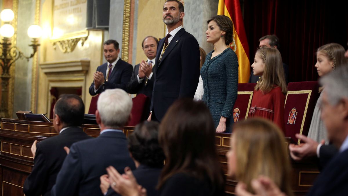 Felipe VI encara la 'nueva realidad': gestos de Podemos, el desafío catalán y la corrupción