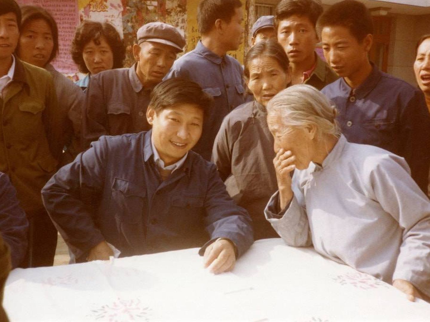 Xi Jinping con ciudadanos locales de Zhengding, Hebei, en 1983. (Xinhua Press)