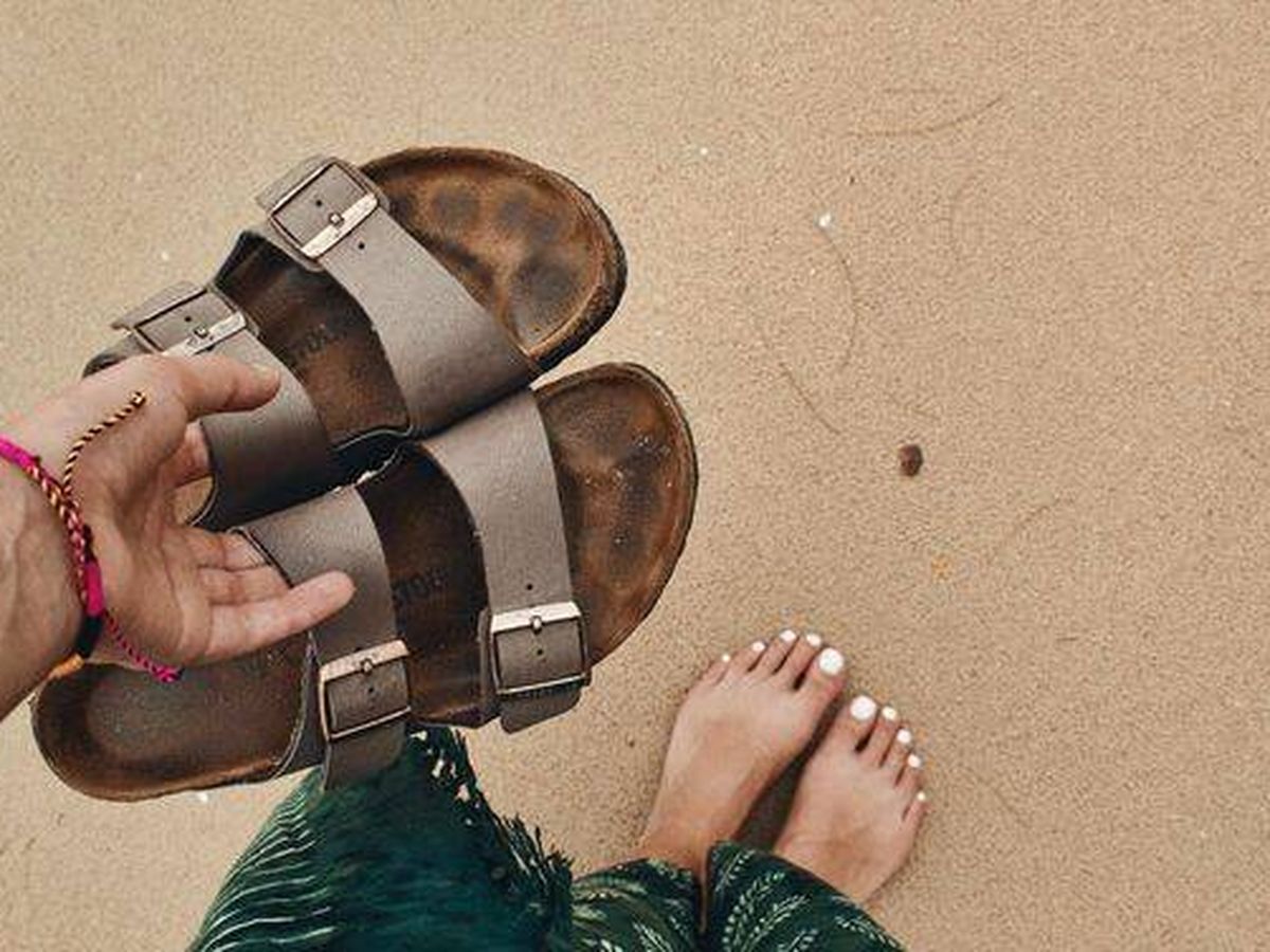 Foto: Las sandalias pueden deteriorarse debido al uso y al sudor generado por el calor. (Pinterest)