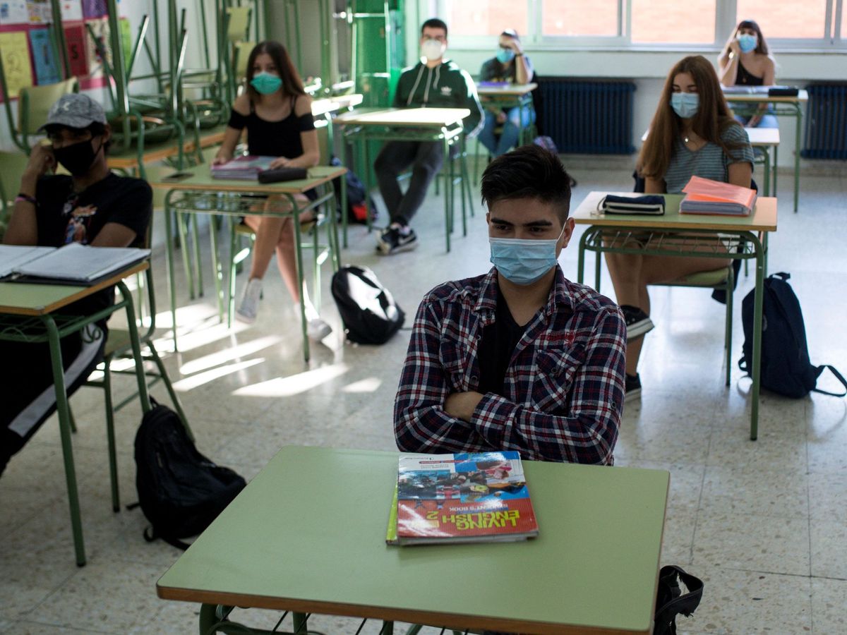 Foto: Alumnos de segundo de bachillerato durante una clase en las aulas del IES As Lagoas (Ourense). (EFE)