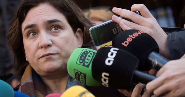 Foto: La alcaldesa de Barcelona, Ada Colau, atiende a los medios. (EFE)