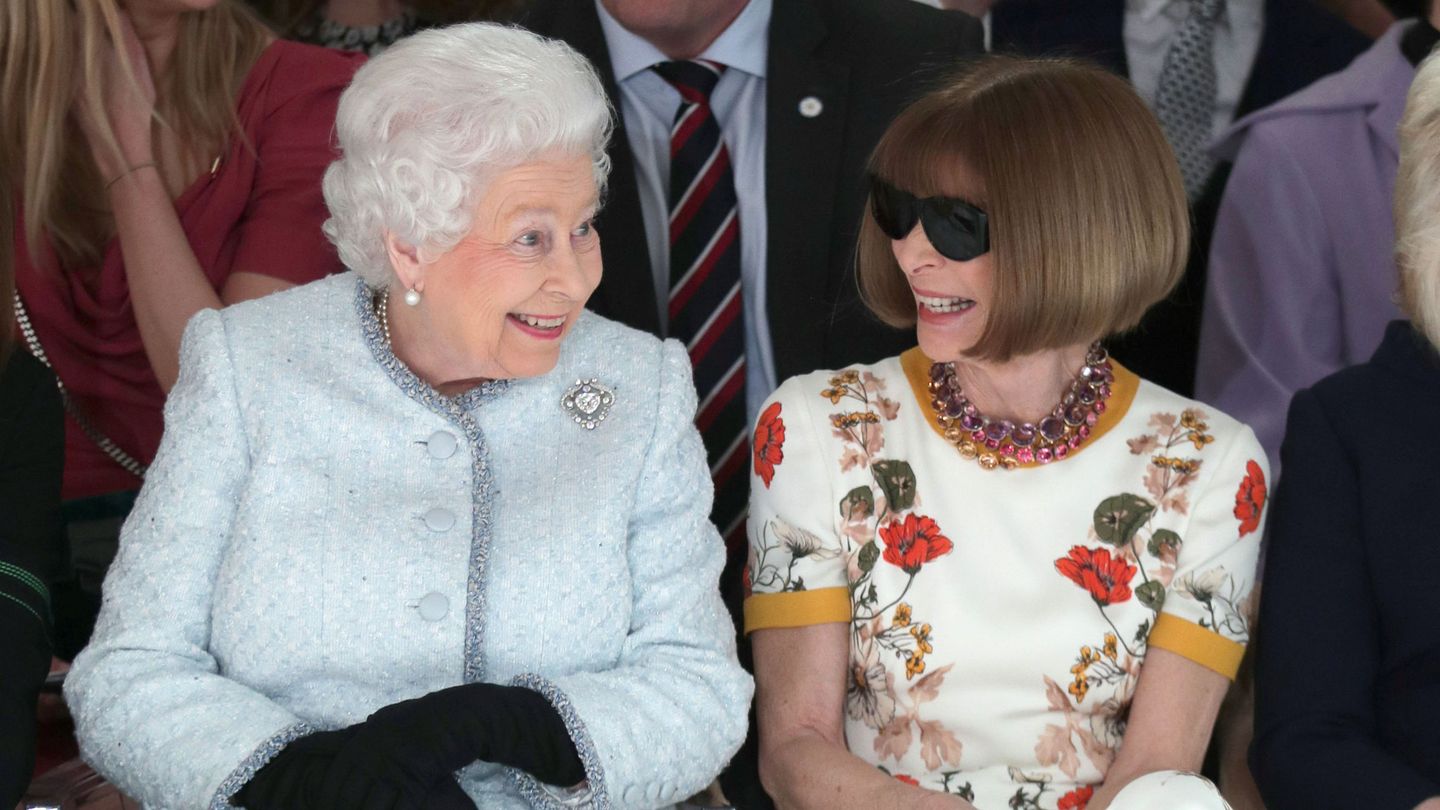 Anna Wintour y la reina Isabel II. (Reuters)