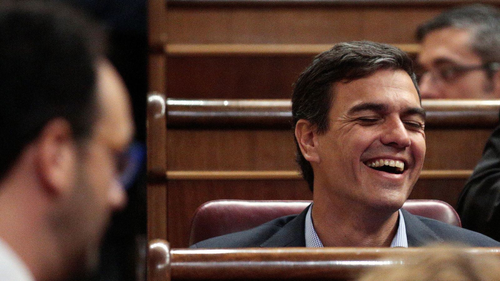 Foto: Pedro Sánchez ríe en su escaño enfrente del portavoz parlamentario, Antonio Hernando, este 27 de octubre en el Congreso. (Reuters)